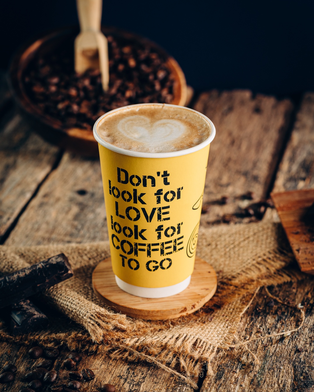 Café con leche sobre una barra de madera, producción gastronómica