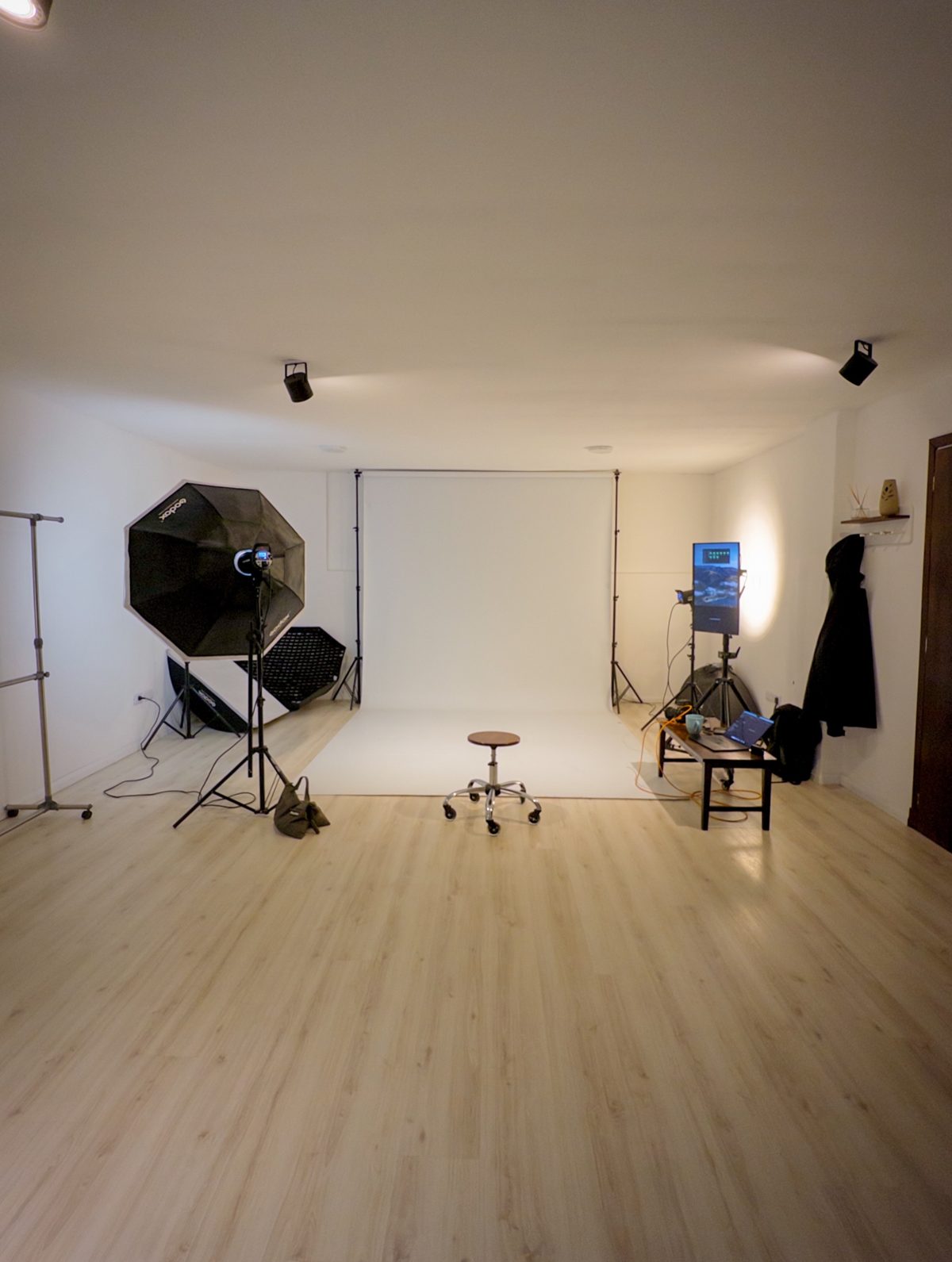 Estudio de alamo. en Mar del Plata con fondo infinito e iluminación